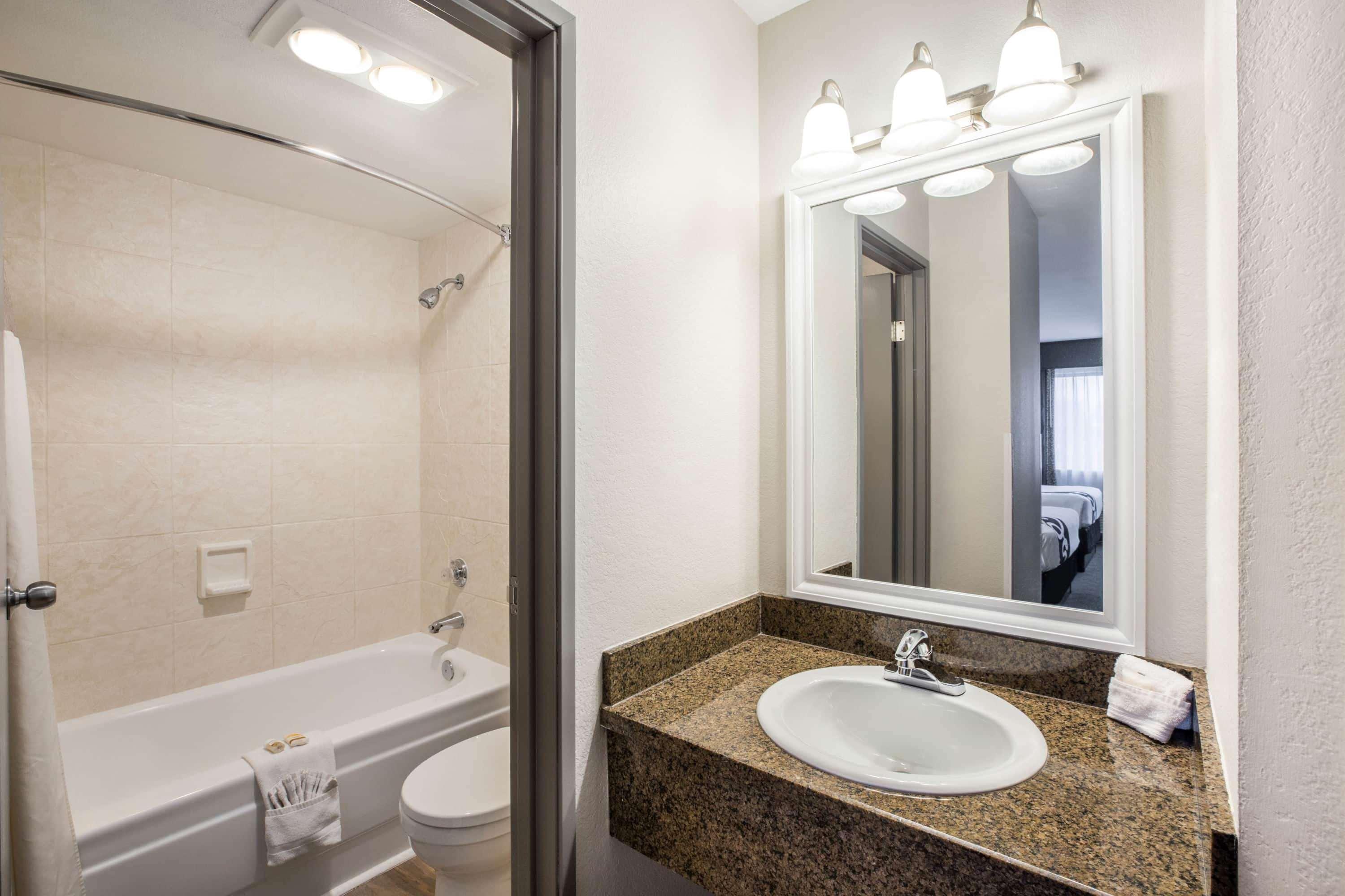 La Quinta Inn By Wyndham Everett Extérieur photo