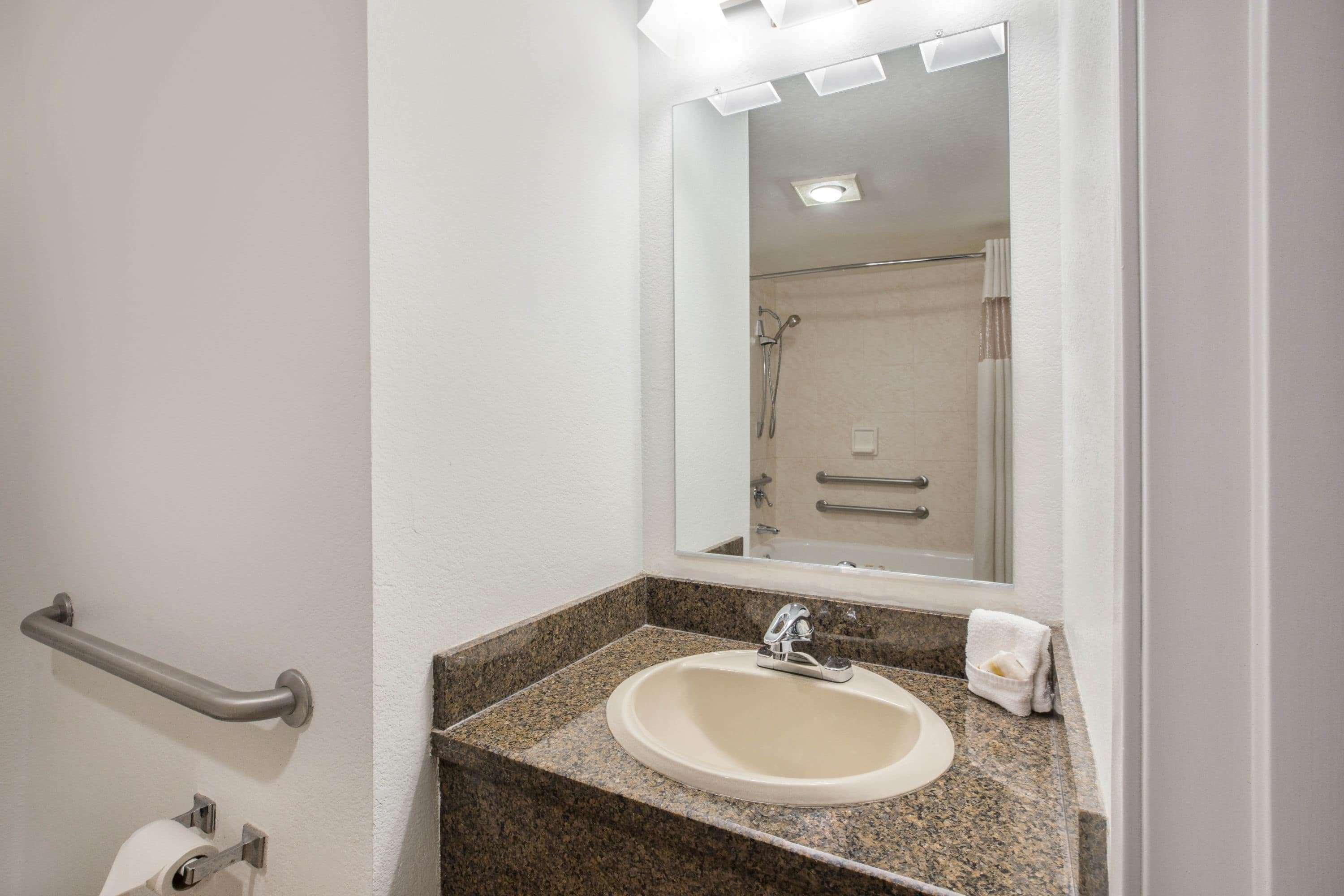 La Quinta Inn By Wyndham Everett Extérieur photo
